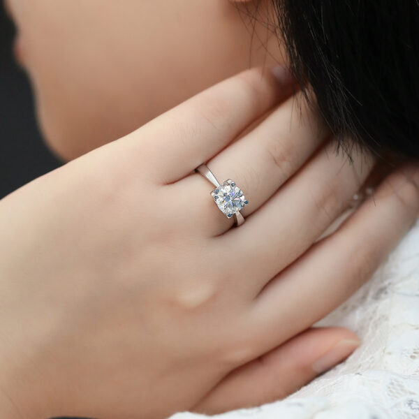 Classic Bullhead S925 Silver Platinum-plated Moissanite Women's Ring 2.0 Carats D Grade - Image 2