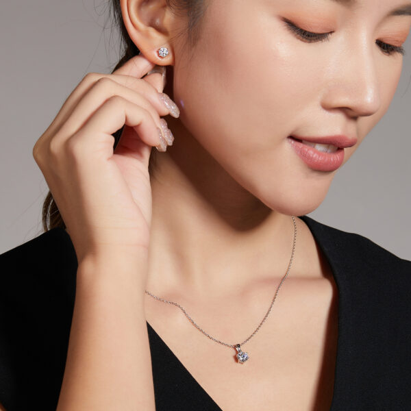 Classic six-claw moissanite earrings for women, sterling silver, simple, fashionable, versatile, high-end, S925 - Image 2
