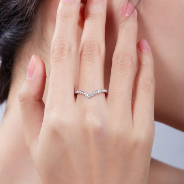 V-shaped ring S925 silver plated with white gold moissanite 33 points D grade - Image 2