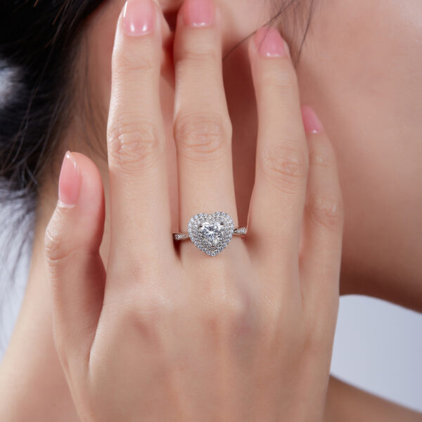 Luxury Heart Shape S925 Silver Plated White Gold Moissanite Women's Ring 1.0 Carat D Grade - Image 2
