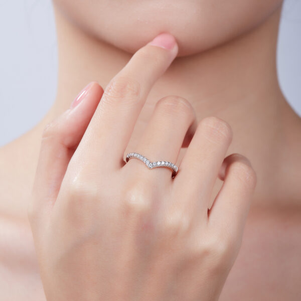 V-shaped ring S925 silver plated with white gold moissanite 33 points D grade - Image 6