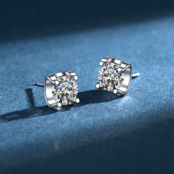 S925 sterling silver 1 carat moissanite earrings Fashionable bull head four claw diamond earrings - Image 5