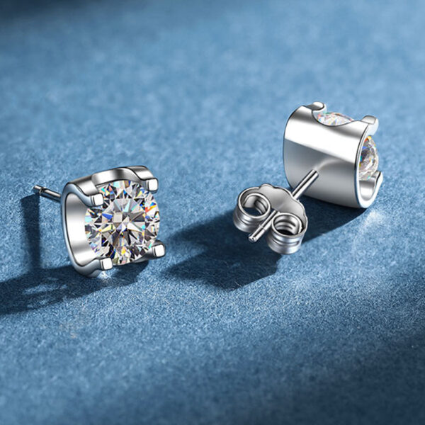 S925 sterling silver 1 carat moissanite earrings Fashionable bull head four claw diamond earrings - Image 3