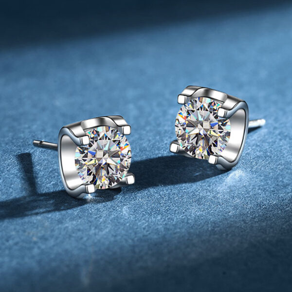 S925 sterling silver 1 carat moissanite earrings Fashionable bull head four claw diamond earrings - Image 2