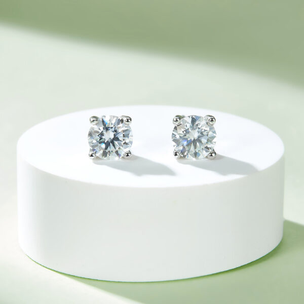 Classic four-claw S925 silver platinum-plated moissanite earrings - Image 3