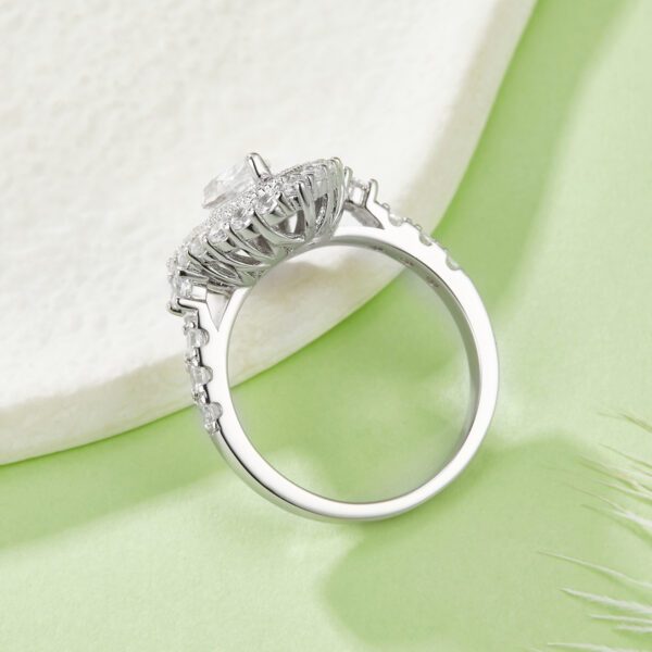 S925 Silver Plated 18K White Gold Horse Eye Moissanite Female Ring 1.0CT - Image 2