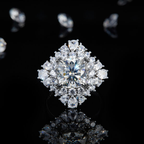 Luxury cushion-shaped diamond female ring S925 silver plated with platinum Customized selection Main stone Moissanite 3.5ct/side stone high carbon diamond - Image 2